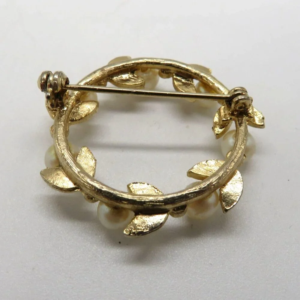 Vintage Brooch Gold Tone Leaf Imitation Pearl Wreath‎ 1.25